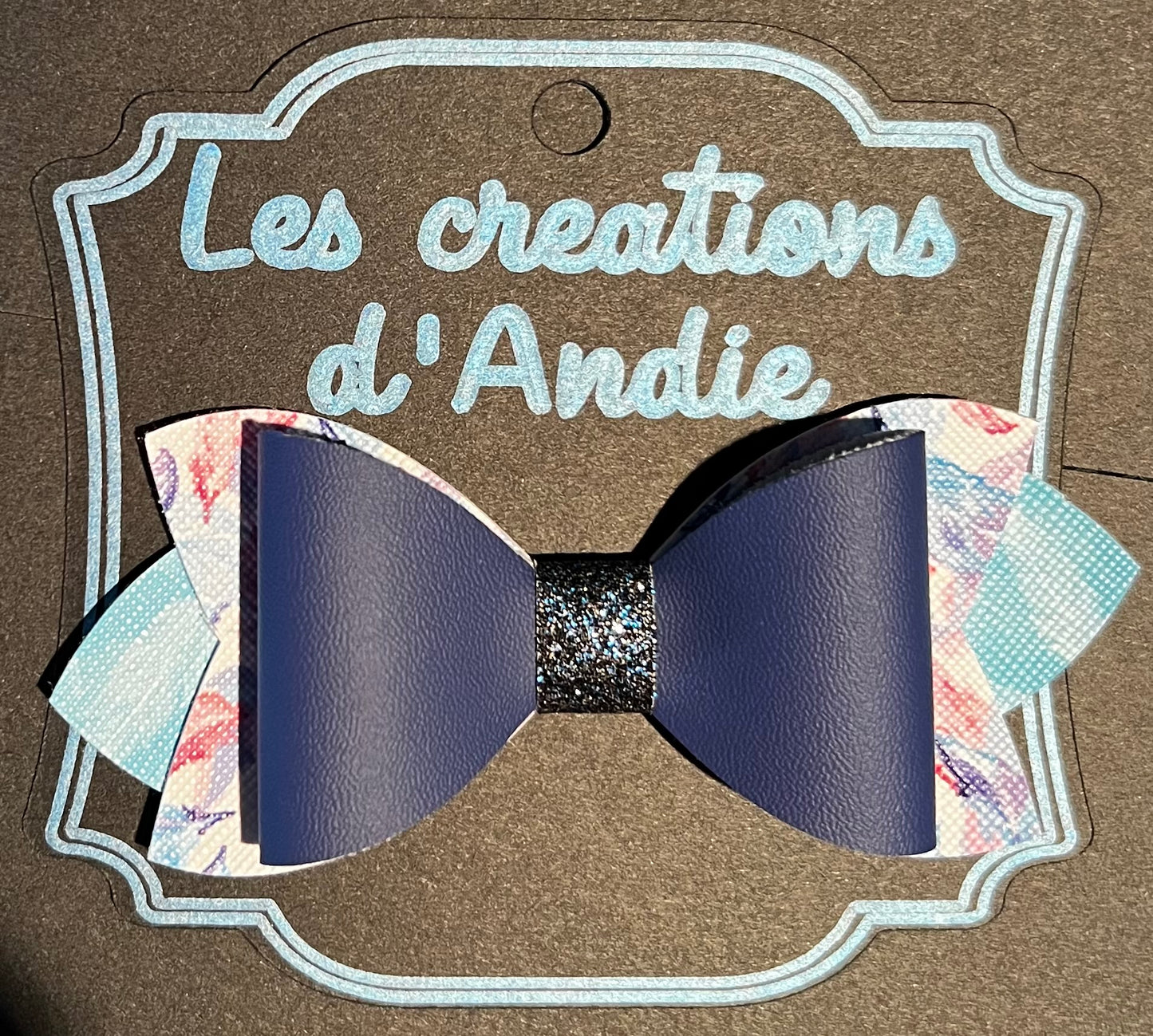 Boucle bleue et feuilles roses