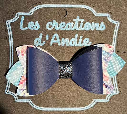 Boucle bleue et feuilles roses