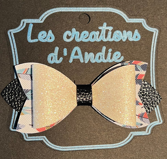 Boucle blanc brillant et feuilles bleues